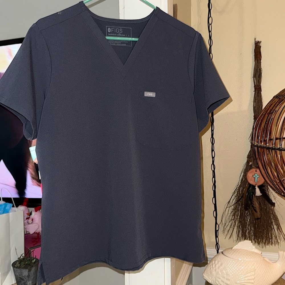 Brand new FIGS Catarina one pocket scrub top!